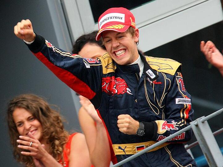 Sebastian Vettel feiert seinen Erfolg in Monza.