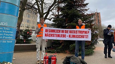 Auch in München: In mehreren Städten in ganz Deutschland färbten Unterstützer der Gruppe "Letzte Generation" Weihnachtsbäume an zentralen öffentlichen Plätzen mit oranger Warnfarbe ein.