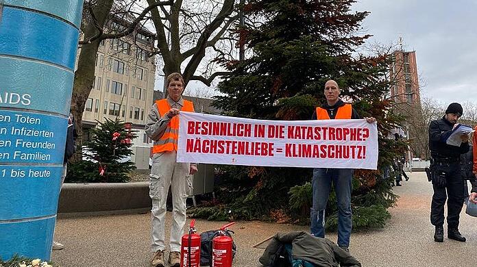 Auch in München: In mehreren Städten in ganz Deutschland färbten Unterstützer der Gruppe "Letzte Generation" Weihnachtsbäume an zentralen öffentlichen Plätzen mit oranger Warnfarbe ein.