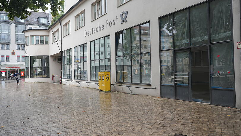 Noch sind die Fenster der ehemaligen Post am Harras mit Planen verdeckt. Im Oktober wird ein Biomarkt einziehen. Noch sind die Fenster der ehemaligen Post am Harras mit Planen verdeckt. Im Oktober wird ein Biomarkt einziehen.