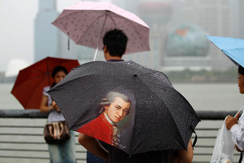 Brechen jetzt wieder die Deiche? &bdquo;Muifa&ldquo; war am Sonntag an der chinesischen Ostküste entlang gezogen und hatte dabei Stromleitungen und Plakatwände in Shanghai niedergerissen. China ist in Sorge.