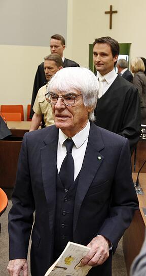 Bernie Ecclestone in München: Der Formel-1-Boss steht wegen Bestechung in Millionenhöhe vor dem Münchner Landgericht. Die Bilder vom ersten Prozess-Tag.