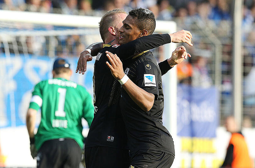 Erfährt in München viel Anerkennung: Top-Torjäger Rubin Okotie (r) hier im Jubel mit Daniel Adlung.