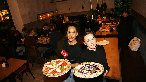 Marie (l.) und Carmen servieren im Soulkitchen eine klassische (mit Mozzarella) und eine etwas ausgefallenere Pizza (mit roter Beete und Minze).
