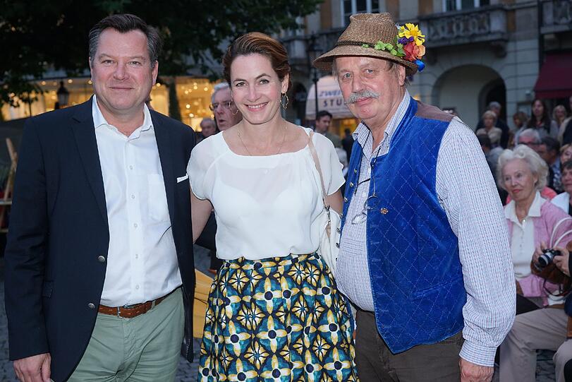 Bürgermeister Josef Schmid mit seiner Frau Natalie und Künstler M. Prinz