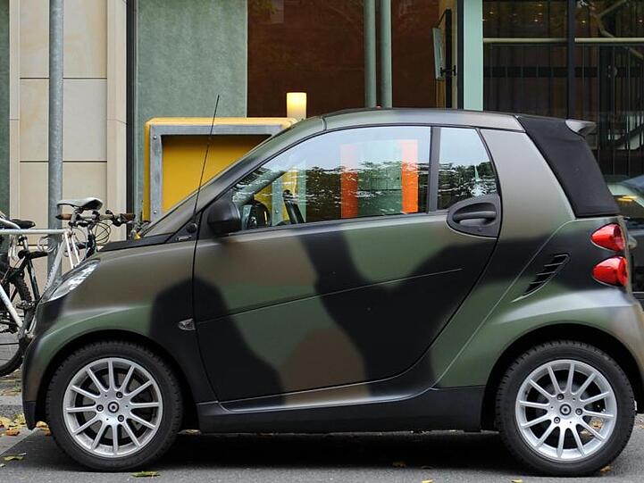 Ein Kleinwagen aus dem Fuhrpark der Bundeswehr. Hacker haben einen Cyberangriff auf die Servicegesellschaft für den Fuhrpark der Bundeswehr und den Fahrdienst des Bundestags verübt.