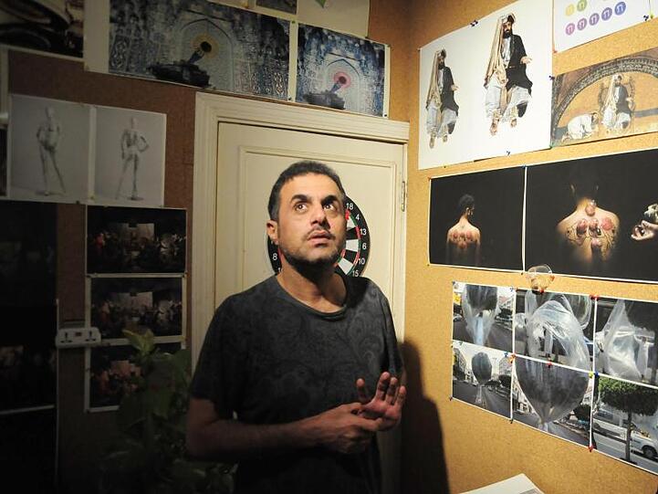 Abdulnasser Gharem, der als einer der bedeutendsten zeitgenössischen Künstler Saudi-Arabiens und der Golfregion gilt, in seinem Studio.