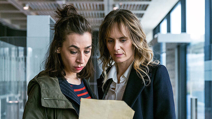 "Tatort: Züri brännt": Tessa Ott (Carol Schuler, l.) und Isabelle Grandjean (Anna Pieri Zuercher) erhalten einen wichtigen Hinweis