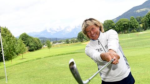 Los geht's! Hansi Hinterseer weiht die neue Driving Range am Golfclub Eichenheim in Kitzbühel ein.