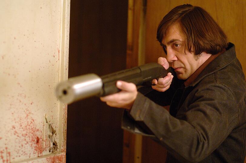 Der eiskalte Mörder Anton Chigurh (Javier Bardem) jagt ohne Gnade dem Drogen-Geld hinterher. Der eiskalte Mörder Anton Chigurh (Javier Bardem) jagt ohne Gnade dem Drogen-Geld hinterher.