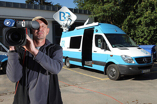 Kameramann Peter Winkler zeigt, wie in Zukunft Fernsehen gemacht wird. Im Hintergrund der neue Ü-Wagen.
