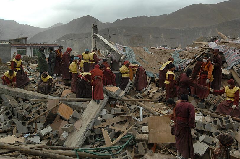 Unter der betroffenen Bevölkerung gab es mehr als 12.135 Verletzte; darunter waren 1.434 Schwerverletzte. Tibetanische Mönche kamen um bei der Bergung der Opfer zu helfen.
