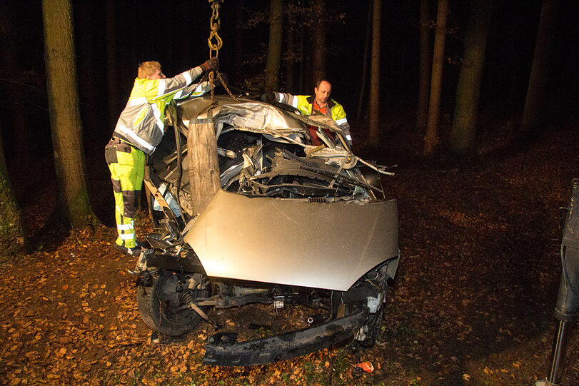 Eine Fahranfängerin verunglückte am Mittwochabend mit einer Beifahrerin im Waldstück bei Pallin, weil das Heck ausbrach. Beide wurden schwer verletzt. Das Auto wurde komplett beschädigt.
