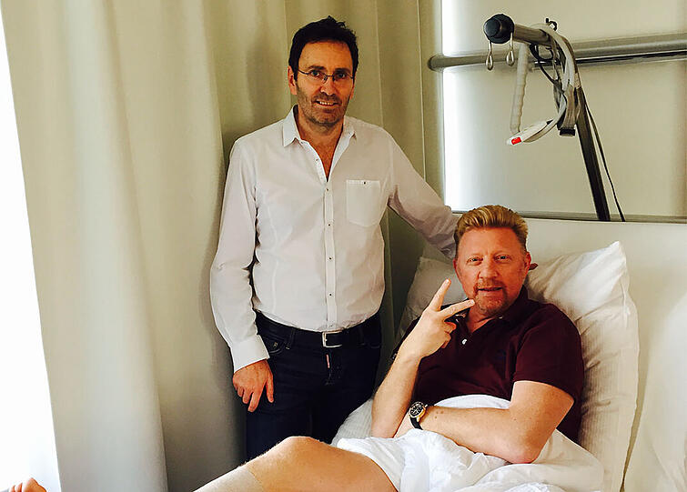 Strotzt vor Zuversicht: Boris Becker mit Dr. med. Erich Rembeck, der ihn jetzt in der Münchener ATOS Klinik zum wiederholte Mal operierte.