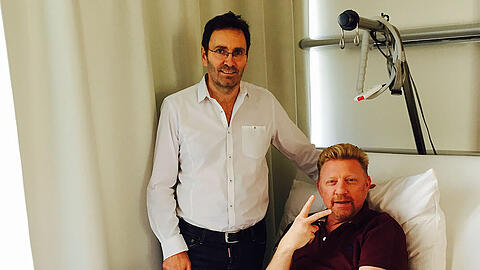 Strotzt vor Zuversicht: Boris Becker mit Dr. med. Erich Rembeck, der ihn jetzt in der Münchener ATOS Klinik zum wiederholte Mal operierte.