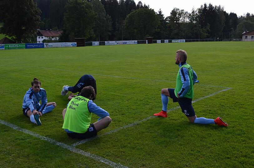 Trainer Torsten Fröhling und Co. in der Saisonvorbereitung bei der Arbeit - der TSV 1860 hat sein erstes Trainingslager in Bodenmais aufgeschlagen.