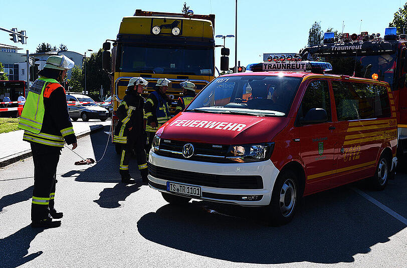 In Traunreut wurde eine Radlerin am Mittwoch von einem Lkw erfasst. Sie starb noch vor Ort. Die Feuerwehr sperrte die Kreuzung ab - die Bilder.