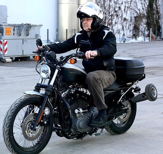Motorrad mit Stützrädern: Es zischt und &ndash; zack - sind die Stützräder auf dem Boden. Das Motorrad steht sicher an der Ampel &ndash; auch wenn der Fahrer keine Beine hat, klein ist oder querschnittsgelähmt. Auf Knopfdruck fahren die Stützräder in weniger als einer Sekunde aus, nur wenn der Fahrer schneller als 30 Kilometer die Stunde fährt, klappen die Extra-Räder ein...