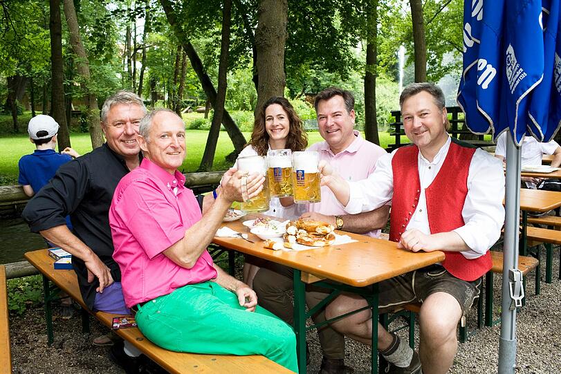 Josef Schmid und seine Frau Natalie mit ihren Freunden Dietmar Holzapfel (l.) und Sepp Sattler, rechts Insel-Mühle-Wirt Eric Pölzl.