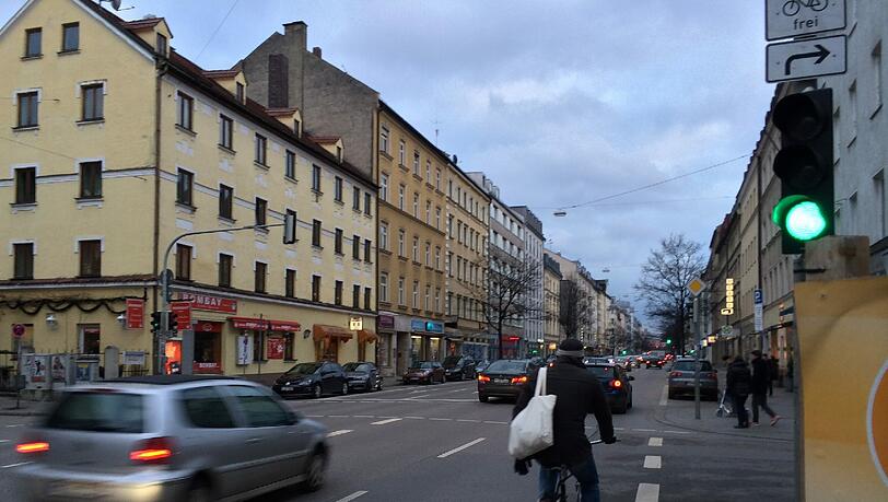 Radler leben an der Rosenheimer Straße gefährlich. Radler leben an der Rosenheimer Straße gefährlich.