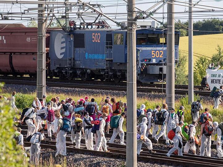 Die Protestbewegung "Ende Gelände" hatte Aktionen am oder im Tageabbaugebiet angekündigt.