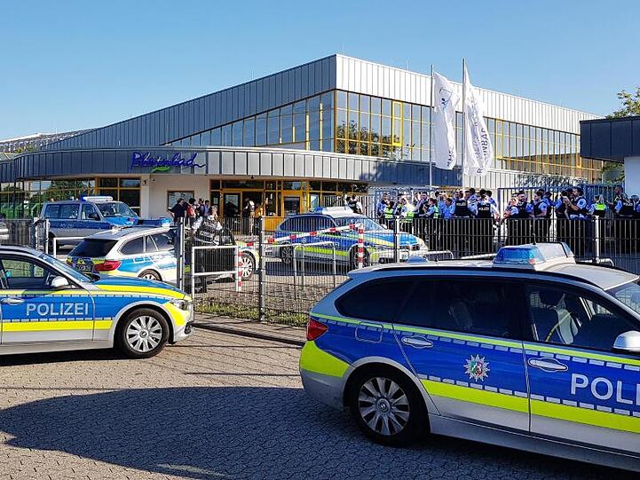 Das Düsseldorfer Rheinbad hatte im Sommer bundesweit für Schlagzeilen gesorgt, nachdem es dort nach Tumulten drei Mal zur Räumung kam.