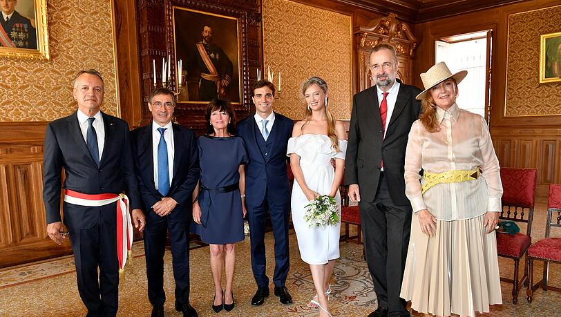 Auf der Hochzeit ihrer Tochter Eleonore von Habsburg (Mitte) sind Karl von Habsburg und seine Ex-Frau Francesca (rechts) gemeinsam erschienen. Auf der Hochzeit ihrer Tochter Eleonore von Habsburg (Mitte) sind Karl von Habsburg und seine Ex-Frau Francesca (rechts) gemeinsam erschienen.