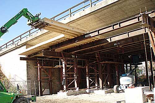 Die alte Hochbrücke in Freimann wird abgerissen
