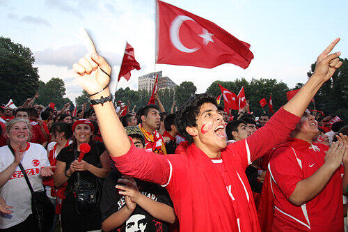 Nach dem 1:0 waren sie noch guter Dinge: Nürnbergs türkische Fans.