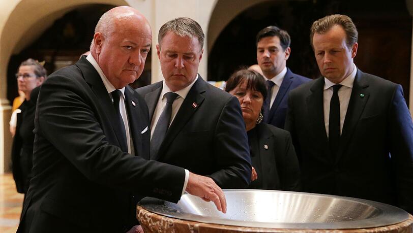 Österreichs Bundeskanzler Christian Stocker (l) und Vizekanzler Andreas Babler  kommen zu einem Gedenkgottesdienst für die Opfer des Amoklaufs an einer Grazer Schule in den Dom der Stadt.