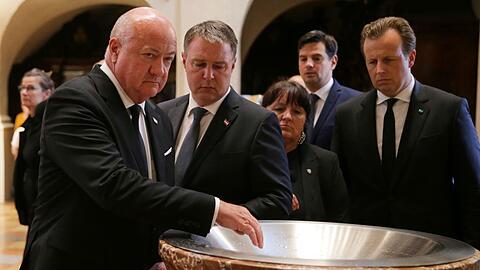 Österreichs Bundeskanzler Christian Stocker (l) und Vizekanzler Andreas Babler  kommen zu einem Gedenkgottesdienst für die Opfer des Amoklaufs an einer Grazer Schule in den Dom der Stadt.