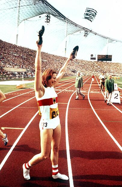 Die Gold-Heide mit den Ringelsocken: Deutschlands Leichtathletik-Superstar Heide Ecker-Rosendahl feiert bei den Olympischen Spielen 1972 in München ihren Goldlauf in der 4 x 100-m-Staffel. Die Gold-Heide mit den Ringelsocken: Deutschlands Leichtathletik-Superstar Heide Ecker-Rosendahl feiert bei den Olympischen Spielen 1972 in München ihren Goldlauf in der 4 x 100-m-Staffel.
