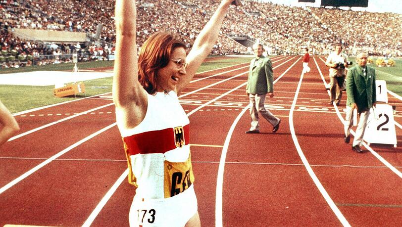 Die Gold-Heide mit den Ringelsocken: Deutschlands Leichtathletik-Superstar Heide Ecker-Rosendahl feiert bei den Olympischen Spielen 1972 in München ihren Goldlauf in der 4 x 100-m-Staffel. Die Gold-Heide mit den Ringelsocken: Deutschlands Leichtathletik-Superstar Heide Ecker-Rosendahl feiert bei den Olympischen Spielen 1972 in München ihren Goldlauf in der 4 x 100-m-Staffel.