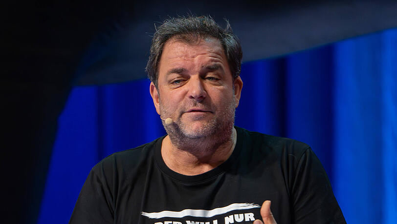 Martin Rütter sorgt bei seinen Fans für Empörung. Der Hundeprofi klärt auf.