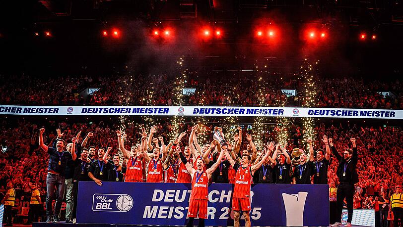 Ein Kraftakt: Die Basketballer des FC Bayern feiern die Meisterschaft nach einer kr&auml;ftezehrenden Saison.