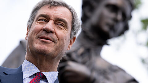 Markus S&ouml;der (CSU), Ministerpr&auml;sident von Bayern, steht nach der Enth&uuml;llung an der Corneliusbr&uuml;cke vor dem neuen Ludwig II.-Denkmal.