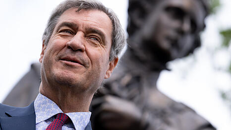 Markus S&ouml;der (CSU), Ministerpr&auml;sident von Bayern, steht nach der Enth&uuml;llung an der Corneliusbr&uuml;cke vor dem neuen Ludwig II.-Denkmal.