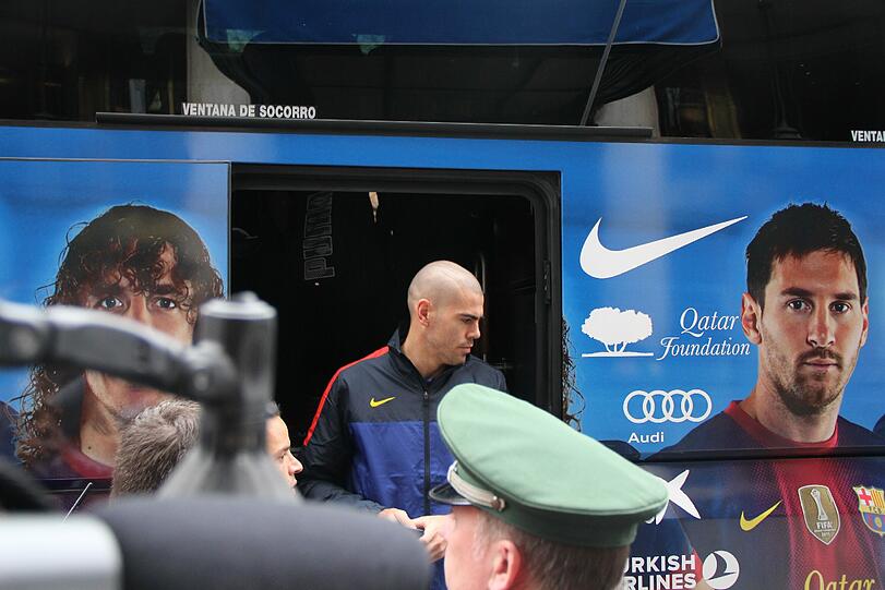 Hier kommt der FC Barcelona in München am Bayerischen Hof an. Die Bilder