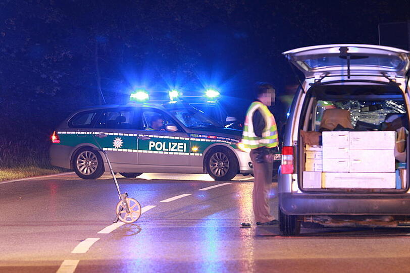 Tragischer Zusammenstoß in Altenmarkt: Ein VW Caddy erwischt am frühen Samstagmorgen einen Fußgänger frontal.