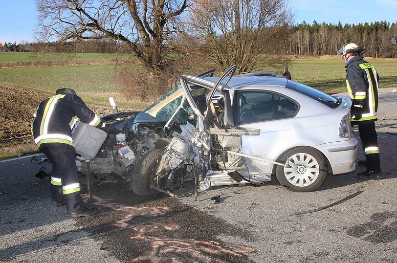 Am Karfreitag kam es zu einem Frontal-Crash auf der B12. 6 Menschen wurden verletzt, zwei von ihnen schwer.