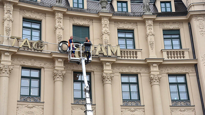 Handwerker montierten Anfang der Woche die berühmte Osram-Reklame am Stachus ab.