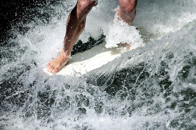 Der vielleicht schönste Platz an heißen Sommertagen: im Eisbach!
