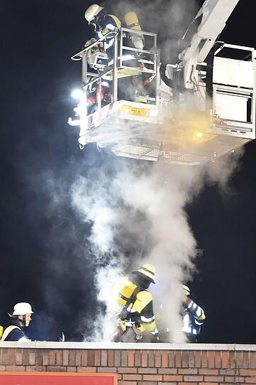 Um das Feuer zu löschen, muss die Feuerwehr das Dach der Schlachthof-Halle mit einer Spezialsäge  aufschneiden.