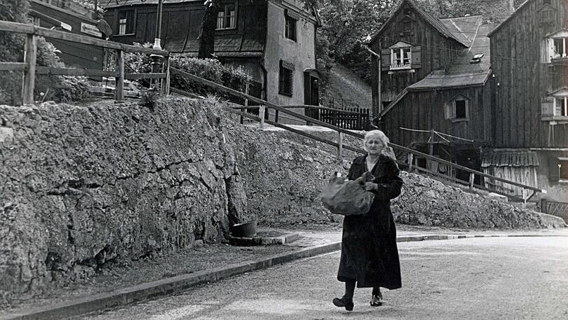 Einfaches Leben in der Au: Eine Frau auf dem Fischerweg auf einer frühen Aufnahme von Wendling.
