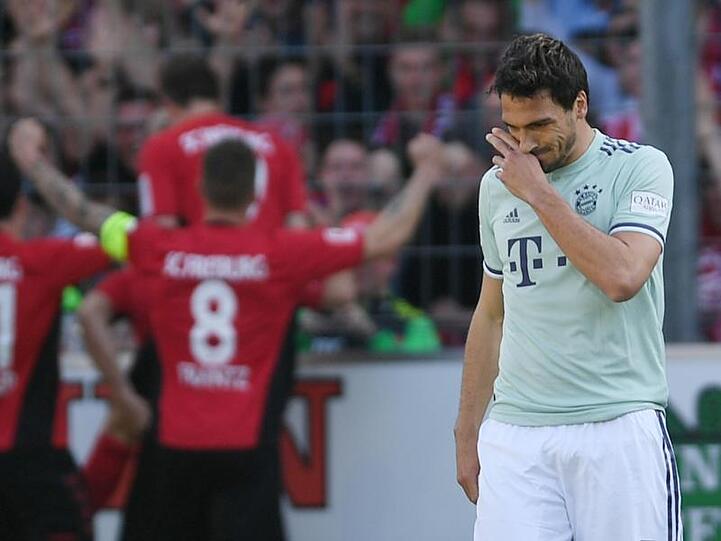 Der FC Bayern München hat im Kampf um die Meisterschaft in Freiburg wichtige Punkte liegen lassen.