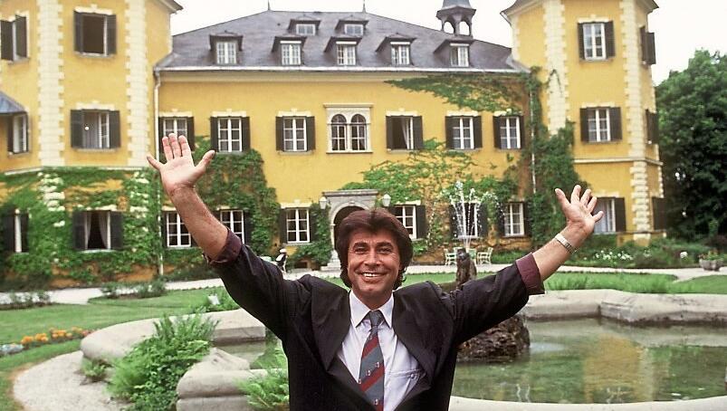 Seine Paraderolle: Roy Black steht vor dem berühmten Schloss am Wörthersee in Kärnten. Zu den Dreharbeiten fuhr er gerne mit seinem Volvo.