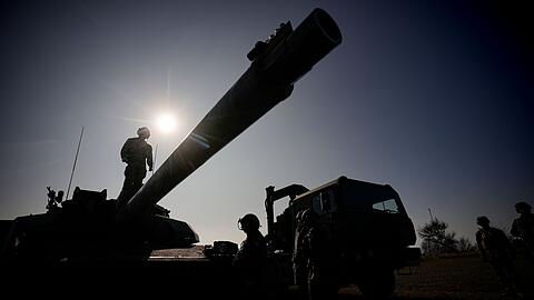 Während einer französisch-amerikanischen Militärübung im rumänischen Capu Midia steht ein französischer Soldat auf einem Kampfpanzer des Typs "Leclerc".