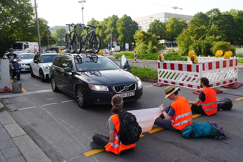 Klima-Protest in München: Mitglieder von "Die letzte Generation" behindern den Verkehr.