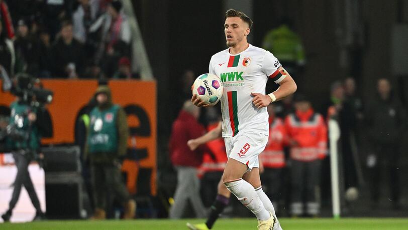 Augsburgs Ermedin Demirovic jubelt über sein Tor per Elfmeter zum 2:3. Gegen sein Ex-Verein RB Leipzig fordert er Laufbereitschaft.