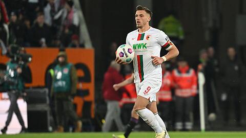 Augsburgs Ermedin Demirovic jubelt über sein Tor per Elfmeter zum 2:3. Gegen sein Ex-Verein RB Leipzig fordert er Laufbereitschaft.